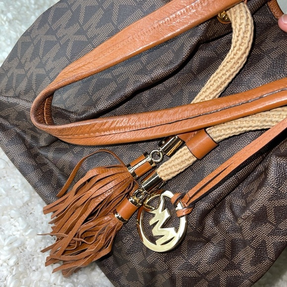 Michael Kors Marina Drawstring Tote Large - Picture 11 of 11